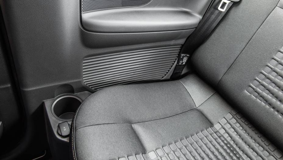 Porta-objeto na lateral do banco lembra o do novo Ka | <a href="https://beta-develop.quatrorodas.abril.com.br/carros/testes/vw-saveiro-cross-cabine-dupla-802614.shtml" target="_blank" rel="migration">Leia mais</a> Porta-objeto na lateral do banco lembra o do novo Ka | <a href="https://beta-develop.quatrorodas.abril.com.br/carros/testes/vw-saveiro-cross-cabine-dupla-802614.shtml" target="_blank" rel="migration">Leia mais</a>