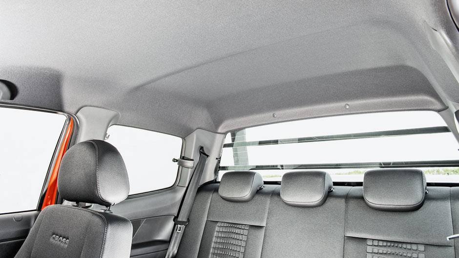 Cintos e apoios de cabe&ccedil;a para tr&ecirc;s, espa&ccedil;o para dois | <a href="https://beta-develop.quatrorodas.abril.com.br/carros/testes/vw-saveiro-cross-cabine-dupla-802614.shtml" target="_blank" rel="migration">Leia mais</a>