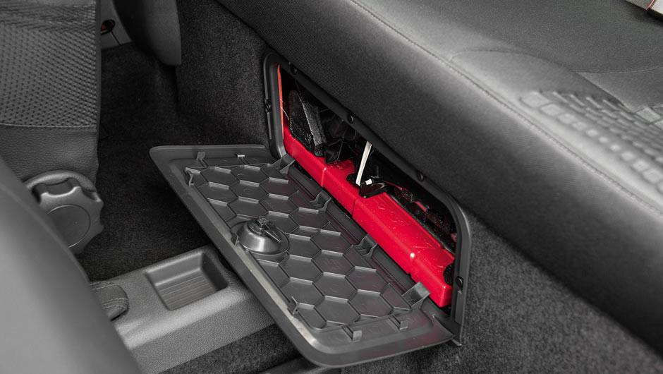 Porta-ferramentas leva macaco, chave de roda e tri&acirc;ngulo | <a href="https://beta-develop.quatrorodas.abril.com.br/carros/testes/vw-saveiro-cross-cabine-dupla-802614.shtml" target="_blank" rel="migration">Leia mais</a>