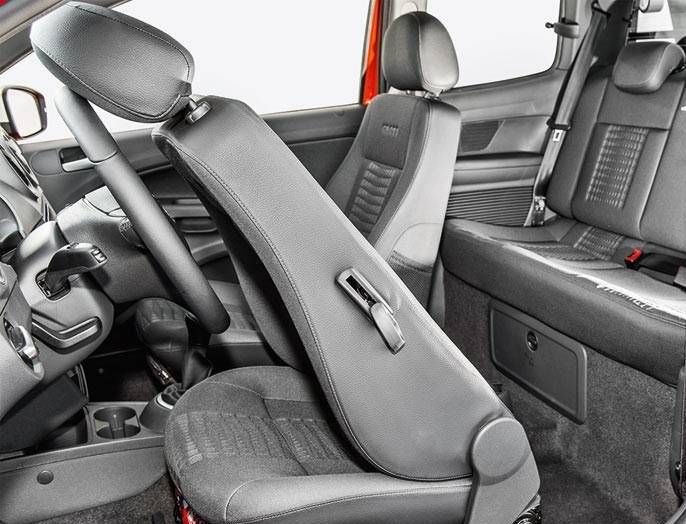 Acesso &agrave; traseira exige esfor&ccedil;o | <a href="https://beta-develop.quatrorodas.abril.com.br/carros/testes/vw-saveiro-cross-cabine-dupla-802614.shtml" target="_blank" rel="migration">Leia mais</a>