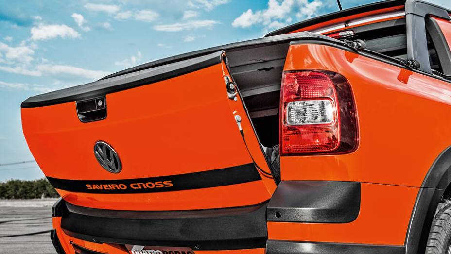 Traseira tem tampa com molas a gás | <a href="https://beta-develop.quatrorodas.abril.com.br/carros/testes/vw-saveiro-cross-cabine-dupla-802614.shtml" target="_blank" rel="migration">Leia mais</a> Traseira tem tampa com molas a gás | <a href="https://beta-develop.quatrorodas.abril.com.br/carros/testes/vw-saveiro-cross-cabine-dupla-802614.shtml" target="_blank" rel="migration">Leia mais</a>