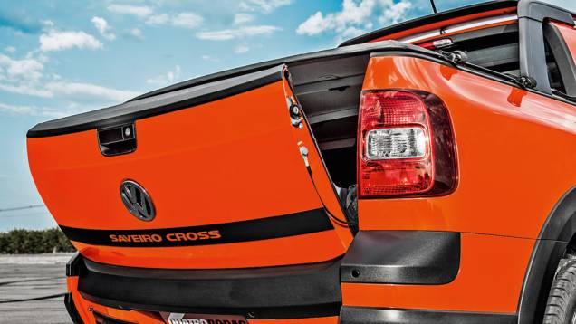 Traseira tem tampa com molas a gás | <a href="https://beta-develop.quatrorodas.abril.com.br/carros/testes/vw-saveiro-cross-cabine-dupla-802614.shtml" target="_blank" rel="migration">Leia mais</a> Traseira tem tampa com molas a gás | <a href="https://beta-develop.quatrorodas.abril.com.br/carros/testes/vw-saveiro-cross-cabine-dupla-802614.shtml" target="_blank" rel="migration">Leia mais</a>