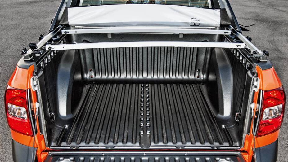 Estepe sob o assoalho | <a href="https://beta-develop.quatrorodas.abril.com.br/carros/testes/vw-saveiro-cross-cabine-dupla-802614.shtml" target="_blank" rel="migration">Leia mais</a> Estepe sob o assoalho | <a href="https://beta-develop.quatrorodas.abril.com.br/carros/testes/vw-saveiro-cross-cabine-dupla-802614.shtml" target="_blank" rel="migration">Leia mais</a>