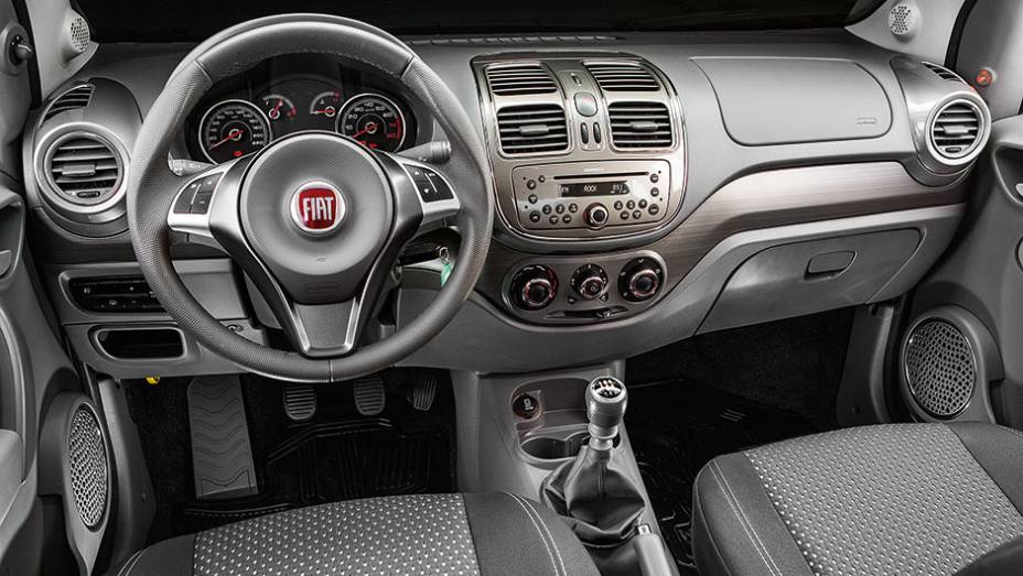 Ar-condicionado &eacute; item de s&eacute;rie, mas volante multifuncional &eacute; opcional | <a href="https://beta-develop.quatrorodas.abril.com.br/carros/comparativos/ka-x-prisma-x-voyage-x-grand-siena-806201.shtml" target="_blank" rel="migration">Leia mais</a>