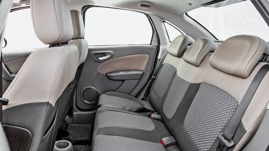 H&aacute; tr&ecirc;s apoios de cabe&ccedil;a na traseira | <a href="https://beta-develop.quatrorodas.abril.com.br/carros/comparativos/ka-x-prisma-x-voyage-x-grand-siena-806201.shtml" target="_blank" rel="migration">Leia mais</a>