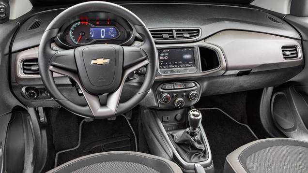 O acabamento do painel recebe duas cores e os bancos, tecido em relevo | <a href="https://beta-develop.quatrorodas.abril.com.br/carros/comparativos/ka-x-prisma-x-voyage-x-grand-siena-806201.shtml" target="_blank" rel="migration">Leia mais</a> O acabamento do painel recebe duas cores e os bancos, tecido em relevo | <a href="https://beta-develop.quatrorodas.abril.com.br/carros/comparativos/ka-x-prisma-x-voyage-x-grand-siena-806201.shtml" target="_blank" rel="migration">Leia mais</a>