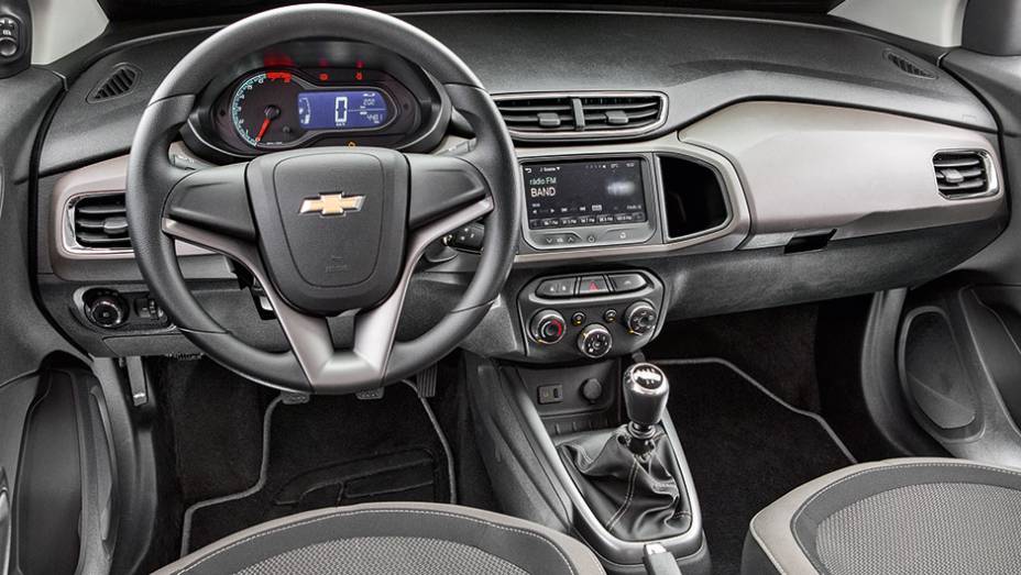 O acabamento do painel recebe duas cores e os bancos, tecido em relevo | <a href="https://beta-develop.quatrorodas.abril.com.br/carros/comparativos/ka-x-prisma-x-voyage-x-grand-siena-806201.shtml" target="_blank" rel="migration">Leia mais</a> O acabamento do painel recebe duas cores e os bancos, tecido em relevo | <a href="https://beta-develop.quatrorodas.abril.com.br/carros/comparativos/ka-x-prisma-x-voyage-x-grand-siena-806201.shtml" target="_blank" rel="migration">Leia mais</a>
