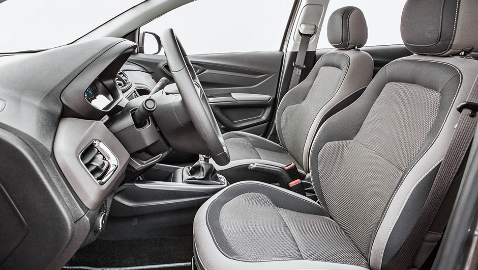 Banco conta com ajuste de altura | <a href="https://beta-develop.quatrorodas.abril.com.br/carros/comparativos/ka-x-prisma-x-voyage-x-grand-siena-806201.shtml" target="_blank" rel="migration">Leia mais</a>