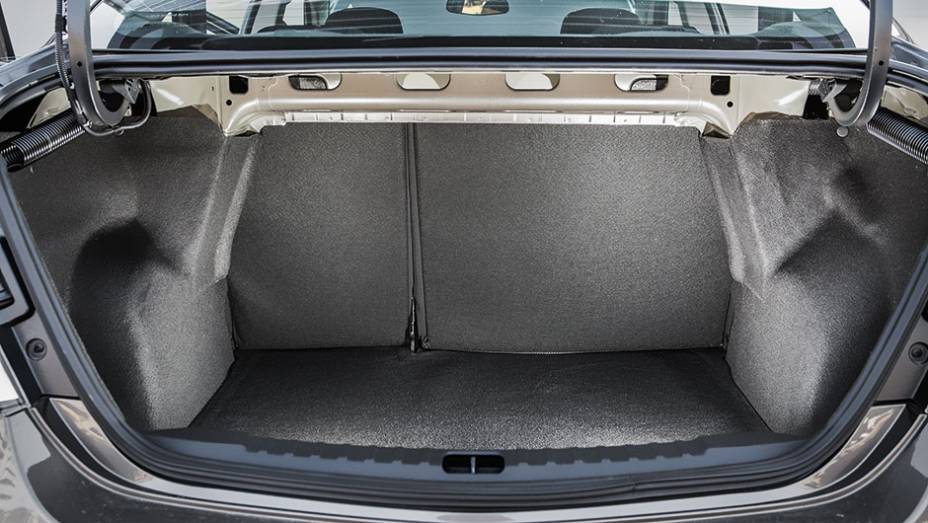 Assim como nos demais, falta revestimento no alto do porta-malas. Capacidade é de 500 litros | <a href="https://beta-develop.quatrorodas.abril.com.br/carros/comparativos/ka-x-prisma-x-voyage-x-grand-siena-806201.shtml" target="_blank" rel="migration">Leia mais</a> Assim como nos demais, falta revestimento no alto do porta-malas. Capacidade é de 500 litros | <a href="https://beta-develop.quatrorodas.abril.com.br/carros/comparativos/ka-x-prisma-x-voyage-x-grand-siena-806201.shtml" target="_blank" rel="migration">Leia mais</a>