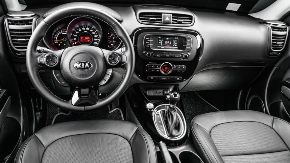 Interior ganhou sofistica&ccedil;&atilde;o e novos equipamentos | <a href="https://beta-develop.quatrorodas.abril.com.br/carros/testes/kia-soul-ed-9-2014-802652.shtml" target="_blank" rel="migration">Leia mais</a>