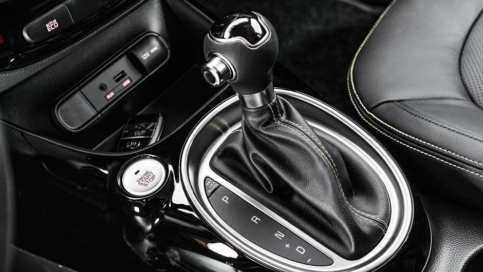 Caixa automática de seis marchas é a única disponível | <a href="https://beta-develop.quatrorodas.abril.com.br/carros/testes/kia-soul-ed-9-2014-802652.shtml" target="_blank" rel="migration">Leia mais</a> Caixa automática de seis marchas é a única disponível | <a href="https://beta-develop.quatrorodas.abril.com.br/carros/testes/kia-soul-ed-9-2014-802652.shtml" target="_blank" rel="migration">Leia mais</a>