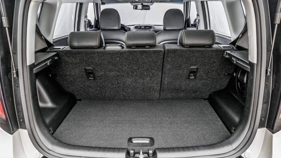 Bancos traseiros são rebatíveis e bipartidos | <a href="https://beta-develop.quatrorodas.abril.com.br/carros/testes/kia-soul-ed-9-2014-802652.shtml" target="_blank" rel="migration">Leia mais</a> Bancos traseiros são rebatíveis e bipartidos | <a href="https://beta-develop.quatrorodas.abril.com.br/carros/testes/kia-soul-ed-9-2014-802652.shtml" target="_blank" rel="migration">Leia mais</a>