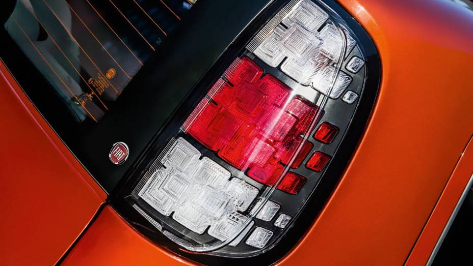 As lentes são novas, mas a forma das lanternas não mudou | <a href="https://beta-develop.quatrorodas.abril.com.br/carros/impressoes/fiat-uno-evolution-1-4-802577.shtml" target="_blank" rel="migration">Leia mais</a> As lentes são novas, mas a forma das lanternas não mudou | <a href="https://beta-develop.quatrorodas.abril.com.br/carros/impressoes/fiat-uno-evolution-1-4-802577.shtml" target="_blank" rel="migration">Leia mais</a>