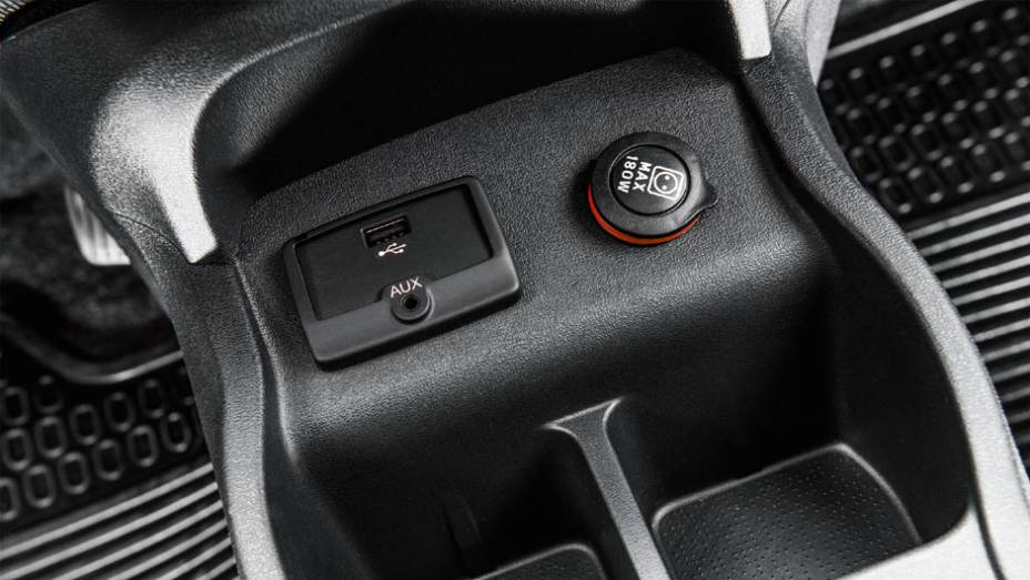 Console tem entradas auxiliar e USB | <a href="https://beta-develop.quatrorodas.abril.com.br/carros/impressoes/fiat-uno-evolution-1-4-802577.shtml" target="_blank" rel="migration">Leia mais</a> Console tem entradas auxiliar e USB | <a href="https://beta-develop.quatrorodas.abril.com.br/carros/impressoes/fiat-uno-evolution-1-4-802577.shtml" target="_blank" rel="migration">Leia mais</a>