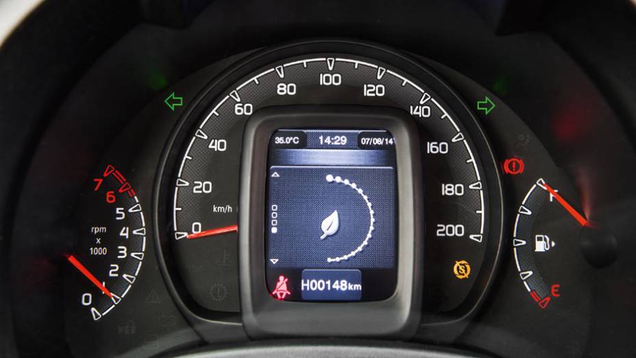 LCD exibe informa&ccedil;&otilde;es no centro do veloc&iacute;metro | <a href="https://beta-develop.quatrorodas.abril.com.br/carros/impressoes/fiat-uno-evolution-1-4-802577.shtml" target="_blank" rel="migration">Leia mais</a>