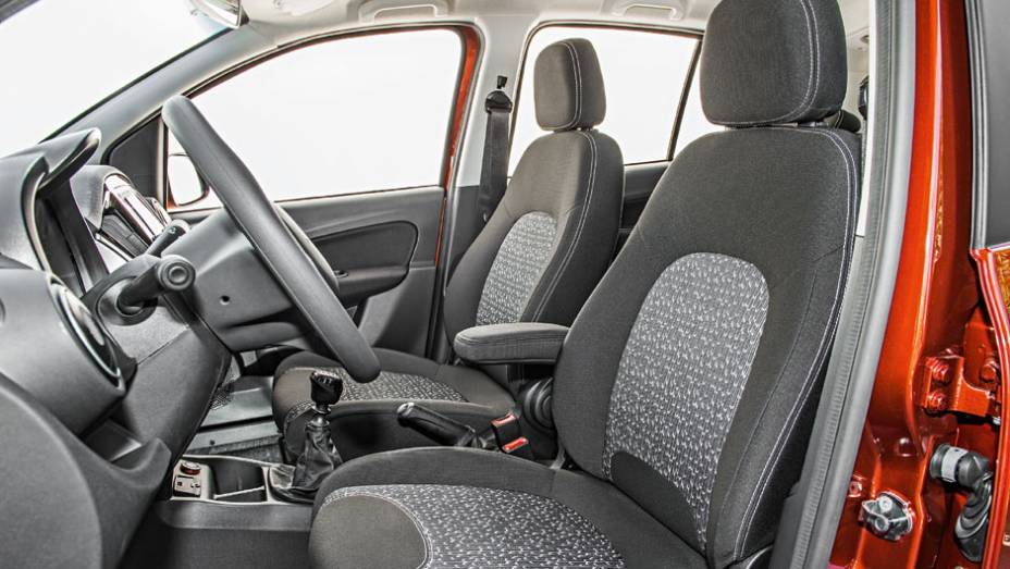 Os bancos t&ecirc;m novo design, nas formas e no padr&atilde;o dos tecidos de revestimento | <a href="https://beta-develop.quatrorodas.abril.com.br/carros/impressoes/fiat-uno-evolution-1-4-802577.shtml" target="_blank" rel="migration">Leia mais</a>