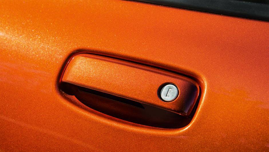 Fechadura foi incorporada &agrave; ma&ccedil;aneta | <a href="https://beta-develop.quatrorodas.abril.com.br/carros/impressoes/fiat-uno-evolution-1-4-802577.shtml" target="_blank" rel="migration">Leia mais</a>