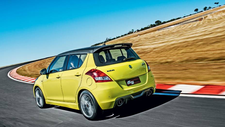 Sa&iacute;das duplas de escape v&atilde;o al&eacute;m do enfeite: s&atilde;o funcionais | <a href="https://beta-develop.quatrorodas.abril.com.br/carros/testes/suzuki-swift-sport-r-798745.shtml" rel="migration">Leia mais</a>