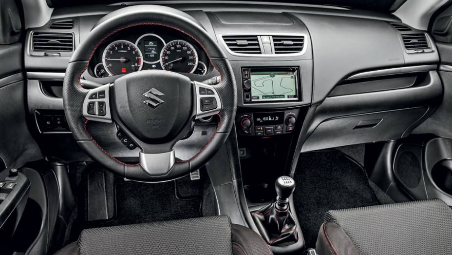 Interior é bem-equipado, mas não deixa de ser frugal. Acabamento de plástico por todo lado é simples | <a href="https://beta-develop.quatrorodas.abril.com.br/carros/testes/suzuki-swift-sport-r-798745.shtml" rel="migration">Leia mais</a>