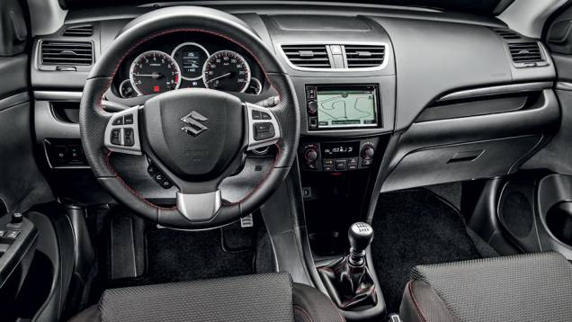 Interior é bem-equipado, mas não deixa de ser frugal. Acabamento de plástico por todo lado é simples | <a href="https://beta-develop.quatrorodas.abril.com.br/carros/testes/suzuki-swift-sport-r-798745.shtml" rel="migration">Leia mais</a> Interior é bem-equipado, mas não deixa de ser frugal. Acabamento de plástico por todo lado é simples | <a href="https://beta-develop.quatrorodas.abril.com.br/carros/testes/suzuki-swift-sport-r-798745.shtml" rel="migration">Leia mais</a>
