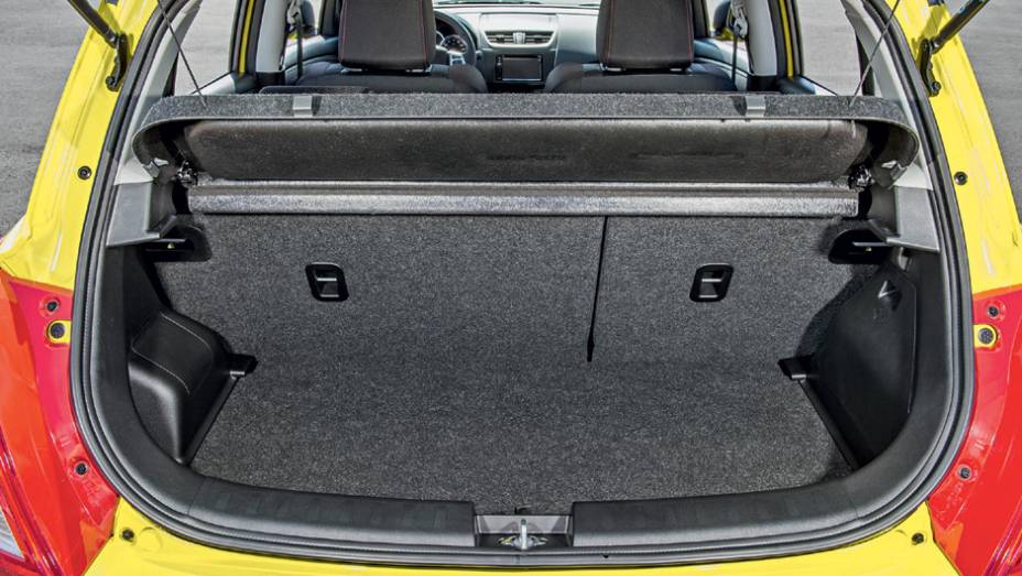 Volume do porta-malas &eacute; de 210 litros | <a href="https://beta-develop.quatrorodas.abril.com.br/carros/testes/suzuki-swift-sport-r-798745.shtml" rel="migration">Leia mais</a>