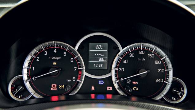 Painel de instrumentos favorece a leitura do conta-giros | <a href="https://beta-develop.quatrorodas.abril.com.br/carros/testes/suzuki-swift-sport-r-798745.shtml" rel="migration">Leia mais</a> Painel de instrumentos favorece a leitura do conta-giros | <a href="https://beta-develop.quatrorodas.abril.com.br/carros/testes/suzuki-swift-sport-r-798745.shtml" rel="migration">Leia mais</a>