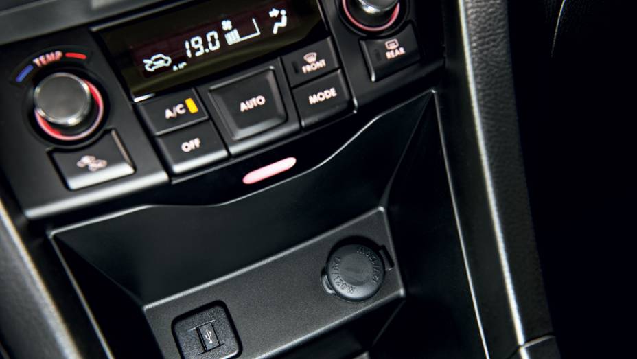 H&aacute; porta USB, tomada de 12 volts, lavador de far&oacute;is e | <a href="https://beta-develop.quatrorodas.abril.com.br/carros/testes/suzuki-swift-sport-r-798745.shtml" rel="migration">Leia mais</a>