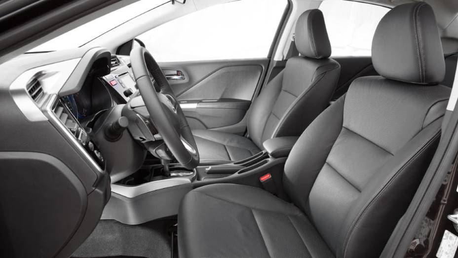 Sed&atilde; conta com borboletas que "mudam a marcha" atr&aacute;s do volante | <a href="https://beta-develop.quatrorodas.abril.com.br/carros/testes/honda-city-807297.shtml" target="_blank" rel="migration">Leia mais</a>
