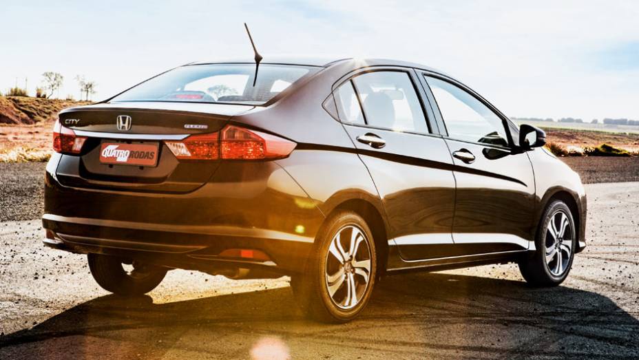 As lanternas estão conectadas por uma régua cromada e invadem a tampa do porta-malas | <a href="https://beta-develop.quatrorodas.abril.com.br/carros/testes/honda-city-807297.shtml" target="_blank" rel="migration">Leia mais</a> As lanternas estão conectadas por uma régua cromada e invadem a tampa do porta-malas | <a href="https://beta-develop.quatrorodas.abril.com.br/carros/testes/honda-city-807297.shtml" target="_blank" rel="migration">Leia mais</a>