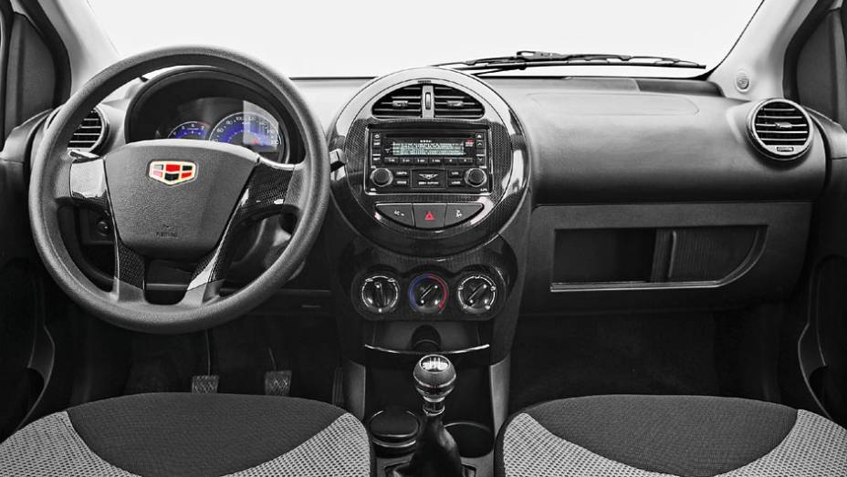 Painel sem rebarbas, mas falta refinamento | <a href="https://beta-develop.quatrorodas.abril.com.br/carros/impressoes/geely-gc2-807221.shtml" target="_blank" rel="migration">Leia mais</a> Painel sem rebarbas, mas falta refinamento | <a href="https://beta-develop.quatrorodas.abril.com.br/carros/impressoes/geely-gc2-807221.shtml" target="_blank" rel="migration">Leia mais</a>
