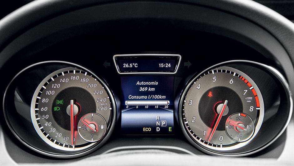 No visor central, o motorista pode acompanhar o consumo instantâneo do carro | <a href="https://beta-develop.quatrorodas.abril.com.br/carros/testes/mercedes-benz-gla-200-809255.shtml" rel="migration">Leia mais</a> No visor central, o motorista pode acompanhar o consumo instantâneo do carro | <a href="https://beta-develop.quatrorodas.abril.com.br/carros/testes/mercedes-benz-gla-200-809255.shtml" rel="migration">Leia mais</a>
