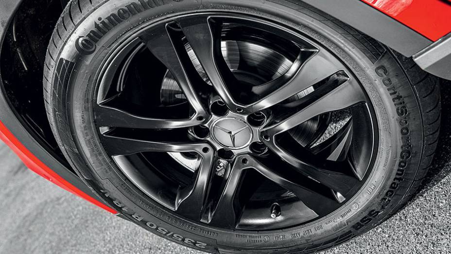 GLA 200 tem rodas de liga leve e pneus 235/50 R18 em todas as versões | <a href="https://beta-develop.quatrorodas.abril.com.br/carros/testes/mercedes-benz-gla-200-809255.shtml" rel="migration">Leia mais</a>