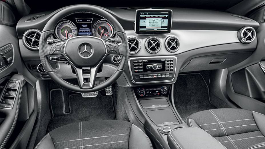 Para que o painel do GLA tivesse um visual diferente do instalado no Classe A, a Mercedes providenciou uma faixa central de alumínio | <a href="https://beta-develop.quatrorodas.abril.com.br/carros/testes/mercedes-benz-gla-200-809255.shtml" rel="migration">Leia mais</a>