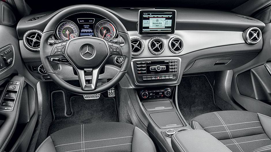 Para que o painel do GLA tivesse um visual diferente do instalado no Classe A, a Mercedes providenciou uma faixa central de alum&iacute;nio | <a href="https://beta-develop.quatrorodas.abril.com.br/carros/testes/mercedes-benz-gla-200-809255.shtml" rel="migration">Leia mais</a>