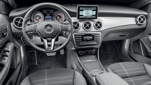 Para que o painel do GLA tivesse um visual diferente do instalado no Classe A, a Mercedes providenciou uma faixa central de alumínio | <a href="https://beta-develop.quatrorodas.abril.com.br/carros/testes/mercedes-benz-gla-200-809255.shtml" rel="migration">Leia mais</a> Para que o painel do GLA tivesse um visual diferente do instalado no Classe A, a Mercedes providenciou uma faixa central de alumínio | <a href="https://beta-develop.quatrorodas.abril.com.br/carros/testes/mercedes-benz-gla-200-809255.shtml" rel="migration">Leia mais</a>