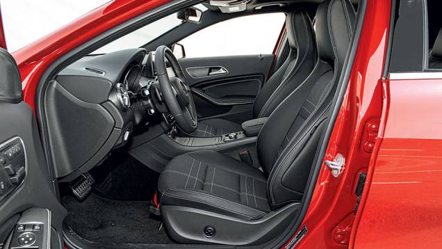 O assento do motorista tem ajustes elétricos | <a href="https://beta-develop.quatrorodas.abril.com.br/carros/testes/mercedes-benz-gla-200-809255.shtml" rel="migration">Leia mais</a> O assento do motorista tem ajustes elétricos | <a href="https://beta-develop.quatrorodas.abril.com.br/carros/testes/mercedes-benz-gla-200-809255.shtml" rel="migration">Leia mais</a>
