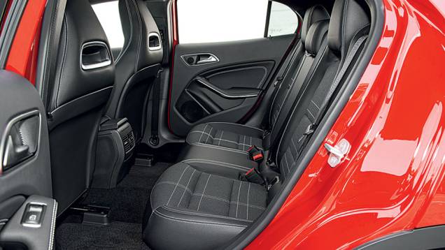 O banco traseiro é bipartido e rebatível | <a href="https://beta-develop.quatrorodas.abril.com.br/carros/testes/mercedes-benz-gla-200-809255.shtml" rel="migration">Leia mais</a> O banco traseiro é bipartido e rebatível | <a href="https://beta-develop.quatrorodas.abril.com.br/carros/testes/mercedes-benz-gla-200-809255.shtml" rel="migration">Leia mais</a>