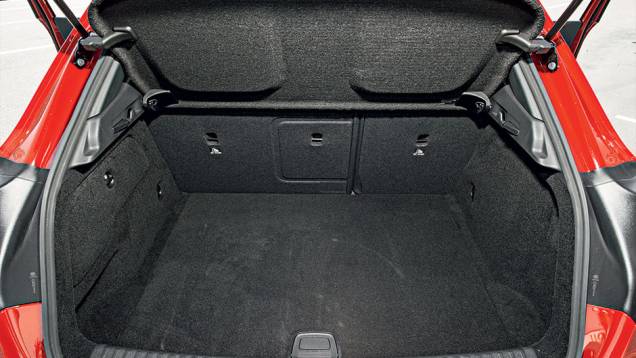 No porta-malas cabem 421 litros de bagagem | <a href="https://beta-develop.quatrorodas.abril.com.br/carros/testes/mercedes-benz-gla-200-809255.shtml" rel="migration">Leia mais</a> No porta-malas cabem 421 litros de bagagem | <a href="https://beta-develop.quatrorodas.abril.com.br/carros/testes/mercedes-benz-gla-200-809255.shtml" rel="migration">Leia mais</a>