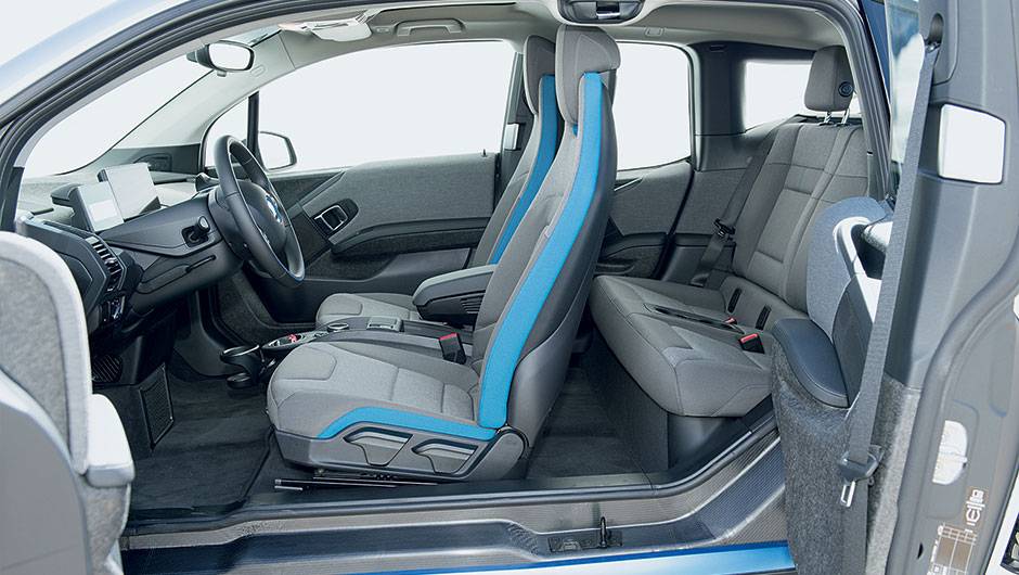 Acesso facilitado pelas portas-suicidas e pela pouca espessura dos bancos | <a href="https://beta-develop.quatrorodas.abril.com.br/carros/impressoes/bmw-i3-809257.shtml" target="_blank" rel="migration">Leia mais</a>