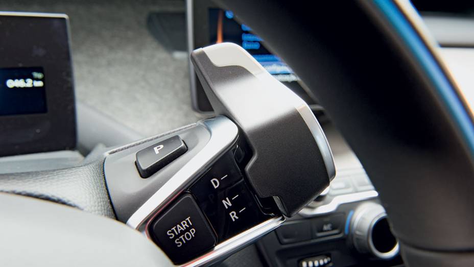 O c&acirc;mbio fica junto ao volante | <a href="https://beta-develop.quatrorodas.abril.com.br/carros/impressoes/bmw-i3-809257.shtml" target="_blank" rel="migration">Leia mais</a>