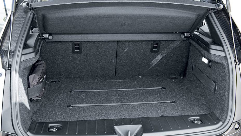 No porta-malas cabem 260 litros | <a href="https://beta-develop.quatrorodas.abril.com.br/carros/impressoes/bmw-i3-809257.shtml" target="_blank" rel="migration">Leia mais</a> No porta-malas cabem 260 litros | <a href="https://beta-develop.quatrorodas.abril.com.br/carros/impressoes/bmw-i3-809257.shtml" target="_blank" rel="migration">Leia mais</a>
