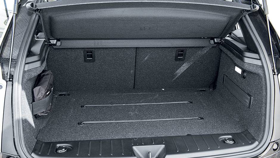 No porta-malas cabem 260 litros | <a href="https://beta-develop.quatrorodas.abril.com.br/carros/impressoes/bmw-i3-809257.shtml" target="_blank" rel="migration">Leia mais</a> No porta-malas cabem 260 litros | <a href="https://beta-develop.quatrorodas.abril.com.br/carros/impressoes/bmw-i3-809257.shtml" target="_blank" rel="migration">Leia mais</a>