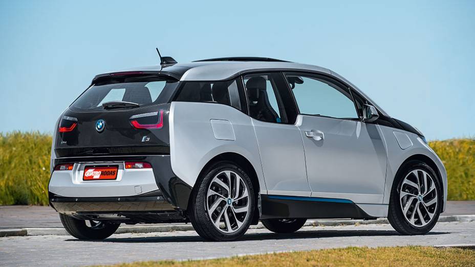 As lanternas embutidas foram inspiradas nos tablets | <a href="https://beta-develop.quatrorodas.abril.com.br/carros/impressoes/bmw-i3-809257.shtml" target="_blank" rel="migration">Leia mais</a> As lanternas embutidas foram inspiradas nos tablets | <a href="https://beta-develop.quatrorodas.abril.com.br/carros/impressoes/bmw-i3-809257.shtml" target="_blank" rel="migration">Leia mais</a>