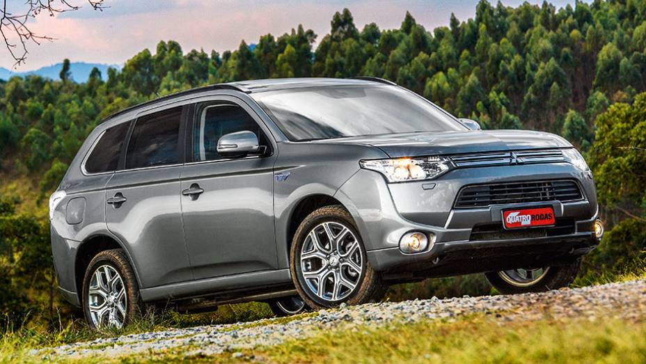 Outlander encara o off-road sem usar gasolina | <a href="https://beta-develop.quatrorodas.abril.com.br/carros/impressoes/mitsubishi-outlander-phev-809197.shtml" target="_blank" rel="migration">Leia mais</a>