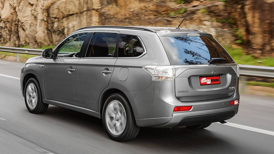 Visual do h&iacute;brido &eacute; quase igual ao convencional | <a href="https://beta-develop.quatrorodas.abril.com.br/carros/impressoes/mitsubishi-outlander-phev-809197.shtml" target="_blank" rel="migration">Leia mais</a>