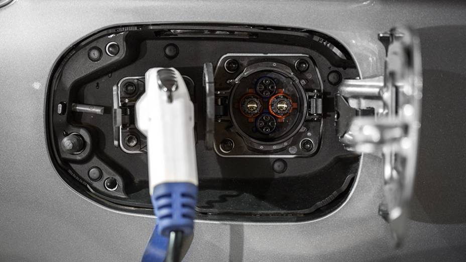 Há dois engates de carga: residencial e rápido. Em 30 minutos, 80% da bateria pode ser recarregada | <a href="https://beta-develop.quatrorodas.abril.com.br/carros/impressoes/mitsubishi-outlander-phev-809197.shtml" target="_blank" rel="migration">Leia mais</a> Há dois engates de carga: residencial e rápido. Em 30 minutos, 80% da bateria pode ser recarregada | <a href="https://beta-develop.quatrorodas.abril.com.br/carros/impressoes/mitsubishi-outlander-phev-809197.shtml" target="_blank" rel="migration">Leia mais</a>