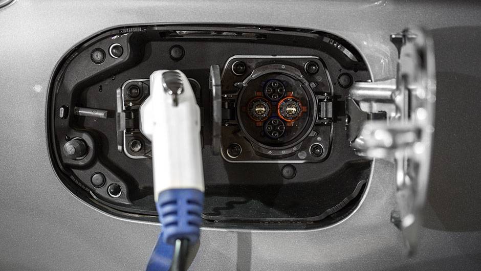 Há dois engates de carga: residencial e rápido. Em 30 minutos, 80% da bateria pode ser recarregada | <a href="https://beta-develop.quatrorodas.abril.com.br/carros/impressoes/mitsubishi-outlander-phev-809197.shtml" target="_blank" rel="migration">Leia mais</a> Há dois engates de carga: residencial e rápido. Em 30 minutos, 80% da bateria pode ser recarregada | <a href="https://beta-develop.quatrorodas.abril.com.br/carros/impressoes/mitsubishi-outlander-phev-809197.shtml" target="_blank" rel="migration">Leia mais</a>