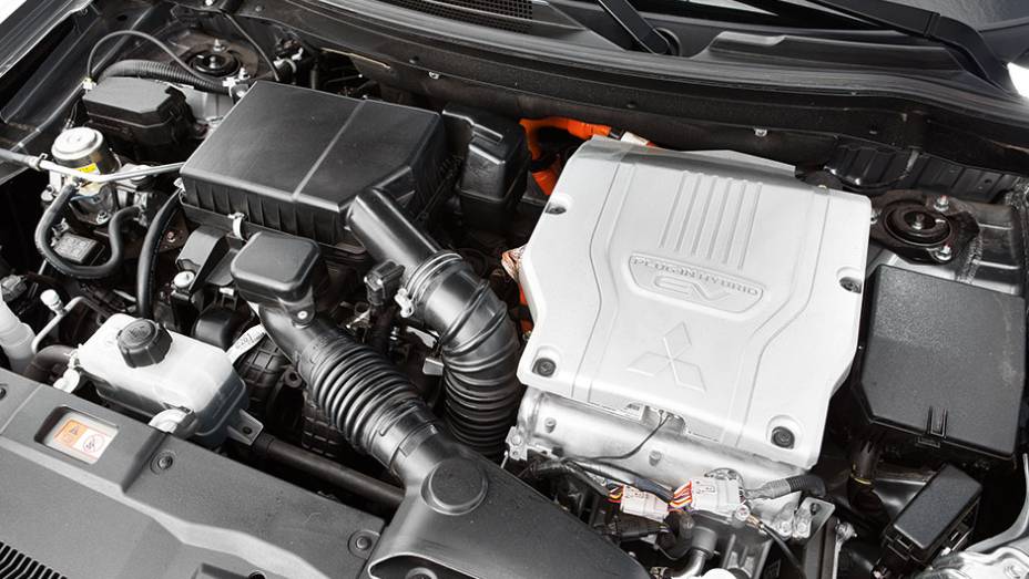 Motor 2.0 a gasolina é o mesmo do Lancer | <a href="https://beta-develop.quatrorodas.abril.com.br/carros/impressoes/mitsubishi-outlander-phev-809197.shtml" target="_blank" rel="migration">Leia mais</a>