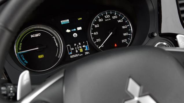 Quadro de alta definição indica o nível de carga da bateria | <a href="https://beta-develop.quatrorodas.abril.com.br/carros/impressoes/mitsubishi-outlander-phev-809197.shtml" target="_blank" rel="migration">Leia mais</a> Quadro de alta definição indica o nível de carga da bateria | <a href="https://beta-develop.quatrorodas.abril.com.br/carros/impressoes/mitsubishi-outlander-phev-809197.shtml" target="_blank" rel="migration">Leia mais</a>