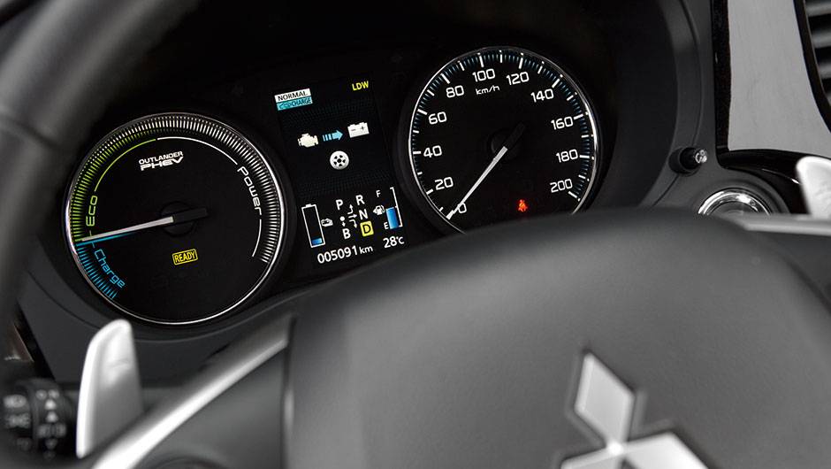 Quadro de alta definição indica o nível de carga da bateria | <a href="https://beta-develop.quatrorodas.abril.com.br/carros/impressoes/mitsubishi-outlander-phev-809197.shtml" target="_blank" rel="migration">Leia mais</a> Quadro de alta definição indica o nível de carga da bateria | <a href="https://beta-develop.quatrorodas.abril.com.br/carros/impressoes/mitsubishi-outlander-phev-809197.shtml" target="_blank" rel="migration">Leia mais</a>